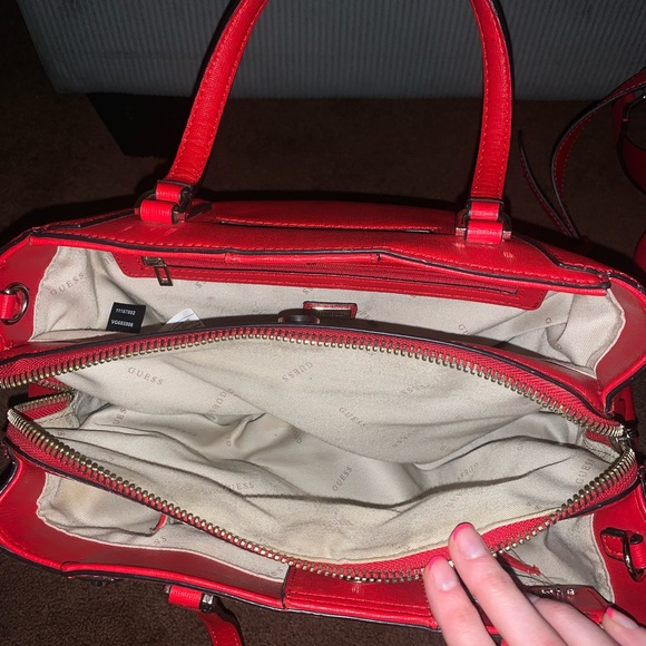 Guess purse - Picture 3 of 4